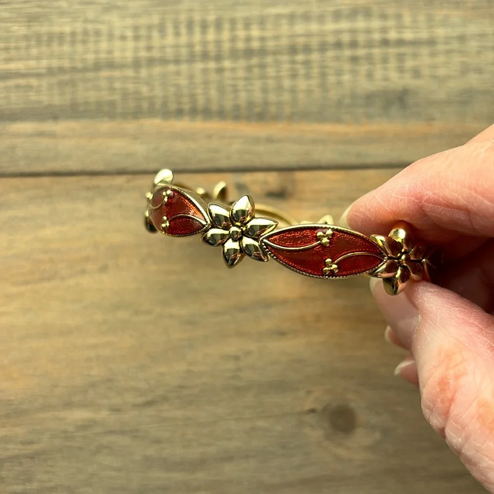 Poinsettia and gold tone stretch bracelet